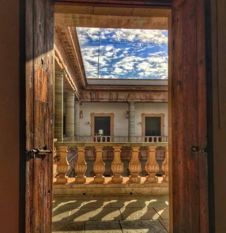 Puerta antigua abierta de la alhóndiga de granaditas Guanajuato