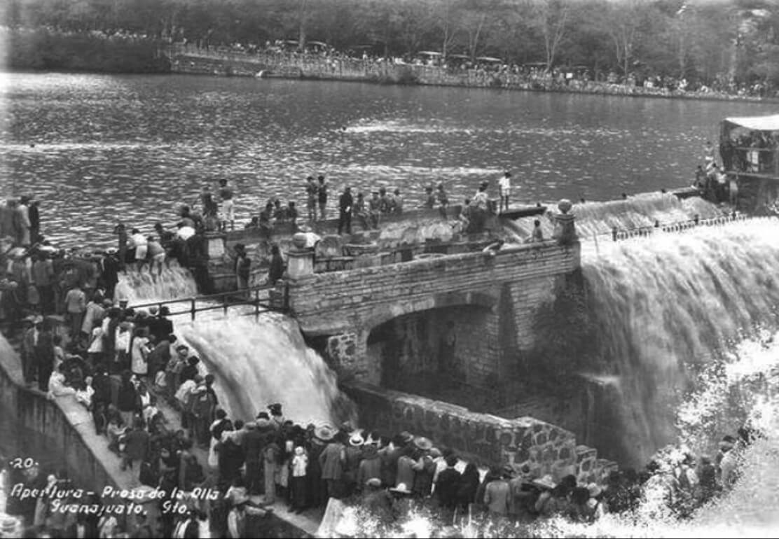 Foto antigua de la apertura de la presa de la Olla Guanajuato Gto 1920