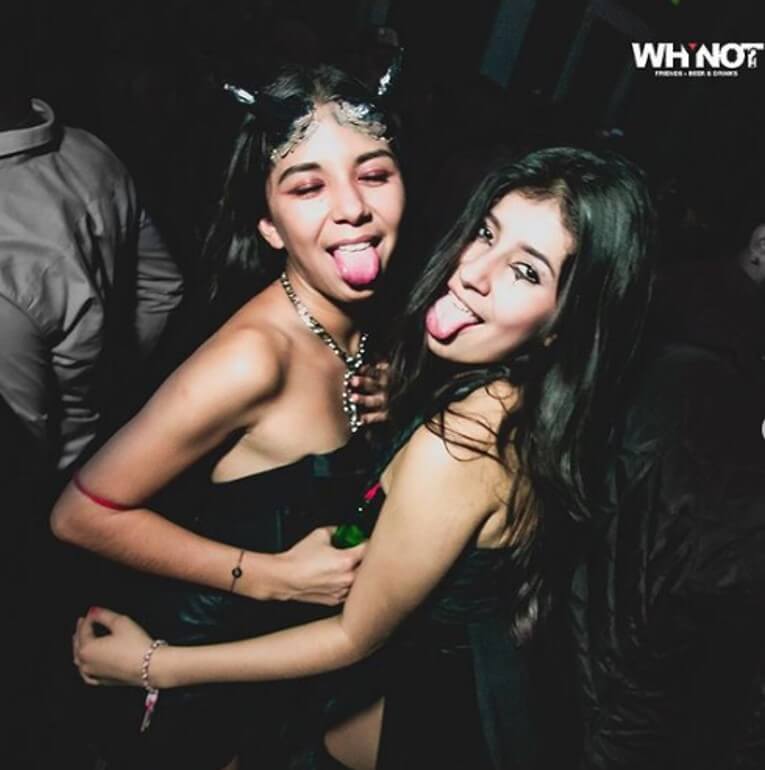 Dos chicas disfrazadas de fiesta
