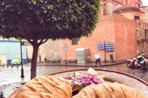 Empanadas de marisco de la vela en el centro de Guanajuato