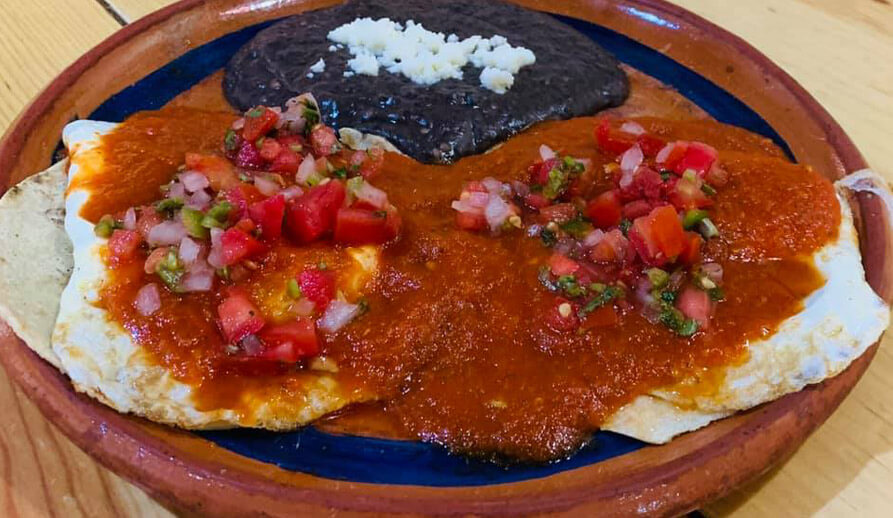 Huevos rancheros - salsa roja - Los Huacales